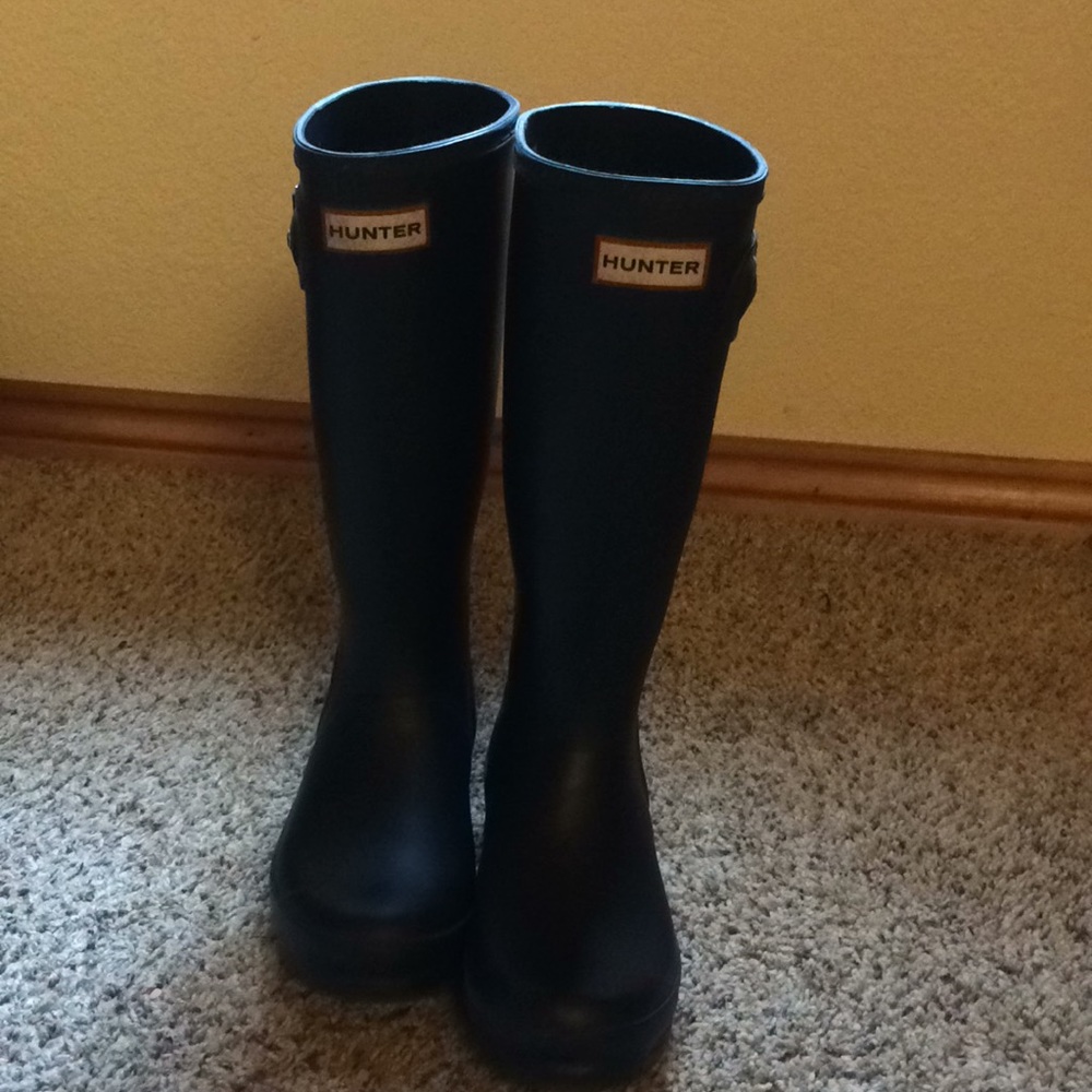 U.S. size 4 navy blue hunter (rain) boots.